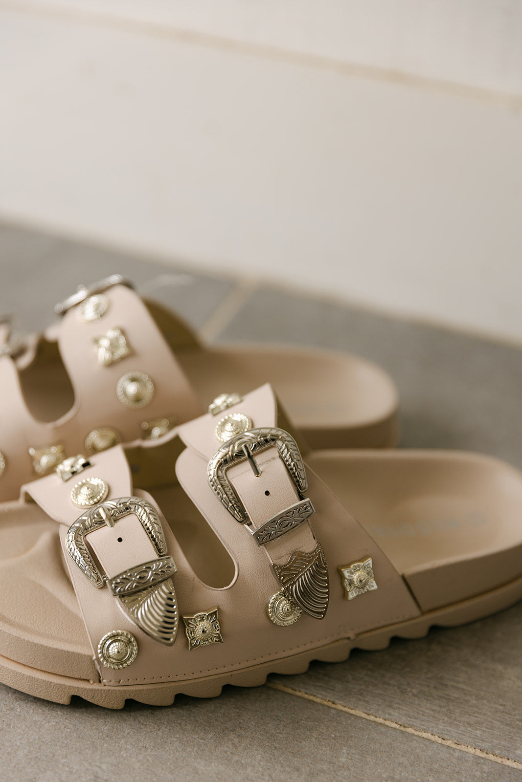 The Willow Western Slides in Natural